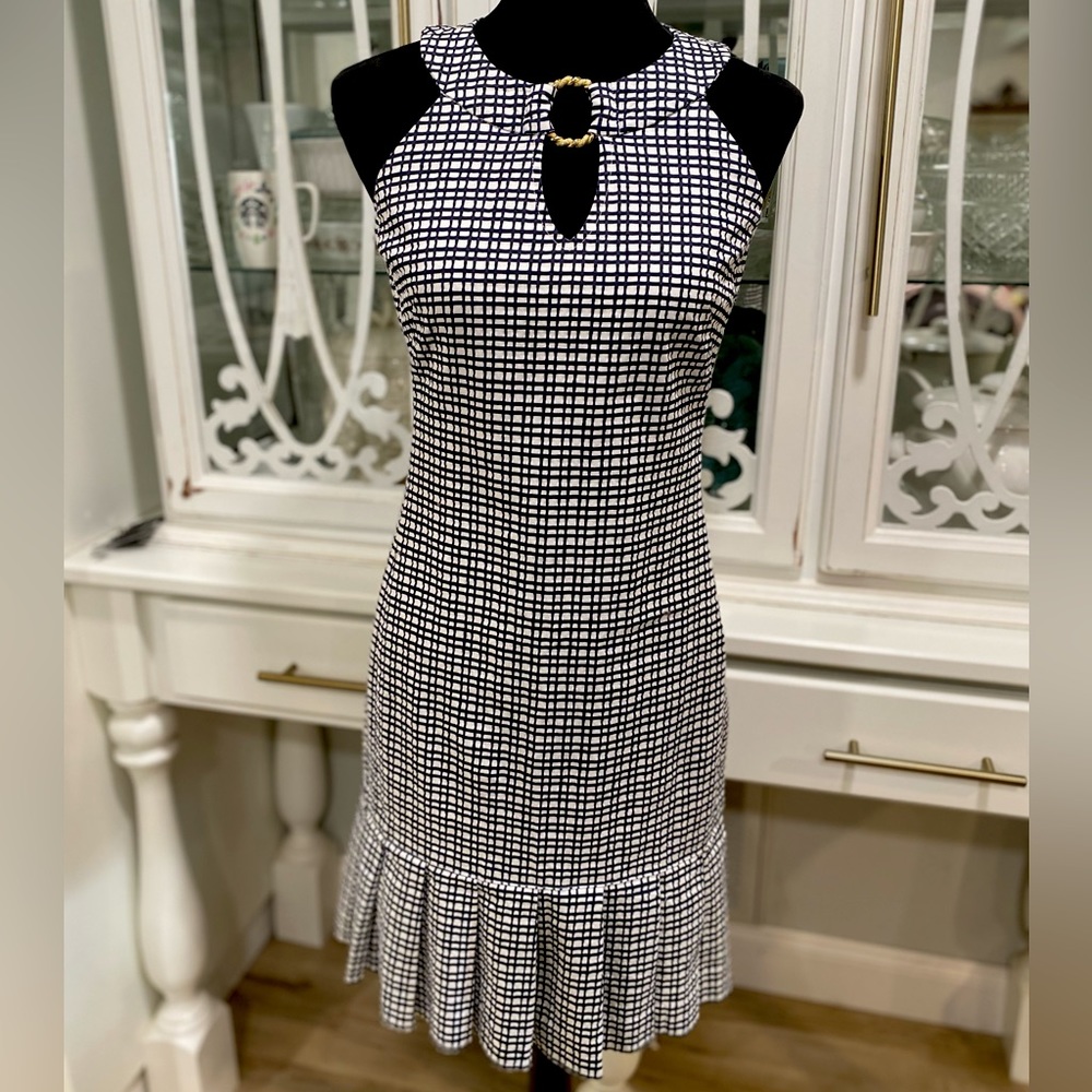 177. SARAH CAMPBELL SLEEVELESS BLK&WHITE CHECKERED PLEATED DRESS GOLD CHEST RING